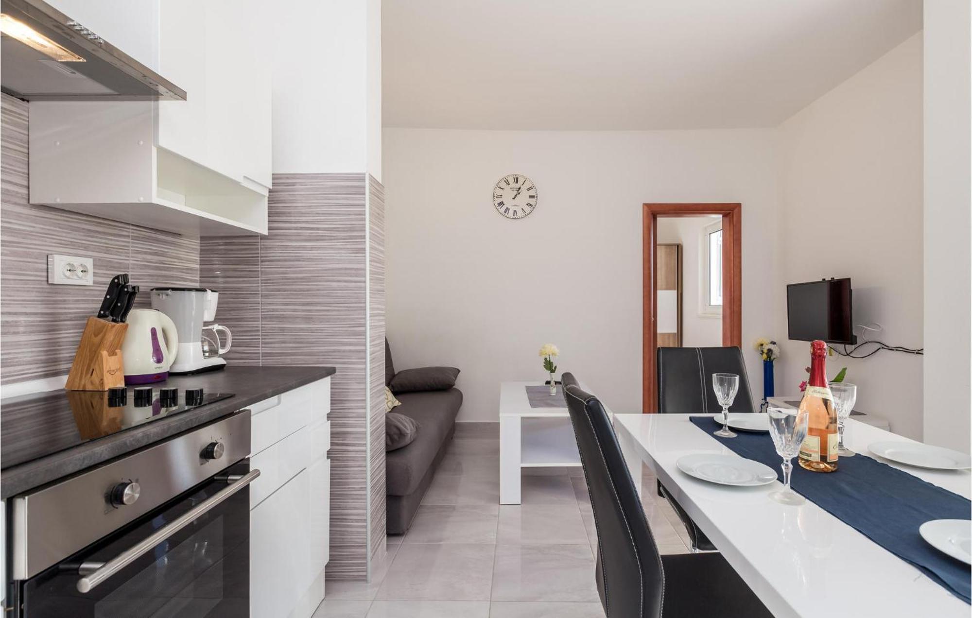 Pet Friendly Apartment In Kampor With Kitchen Kültér fotó