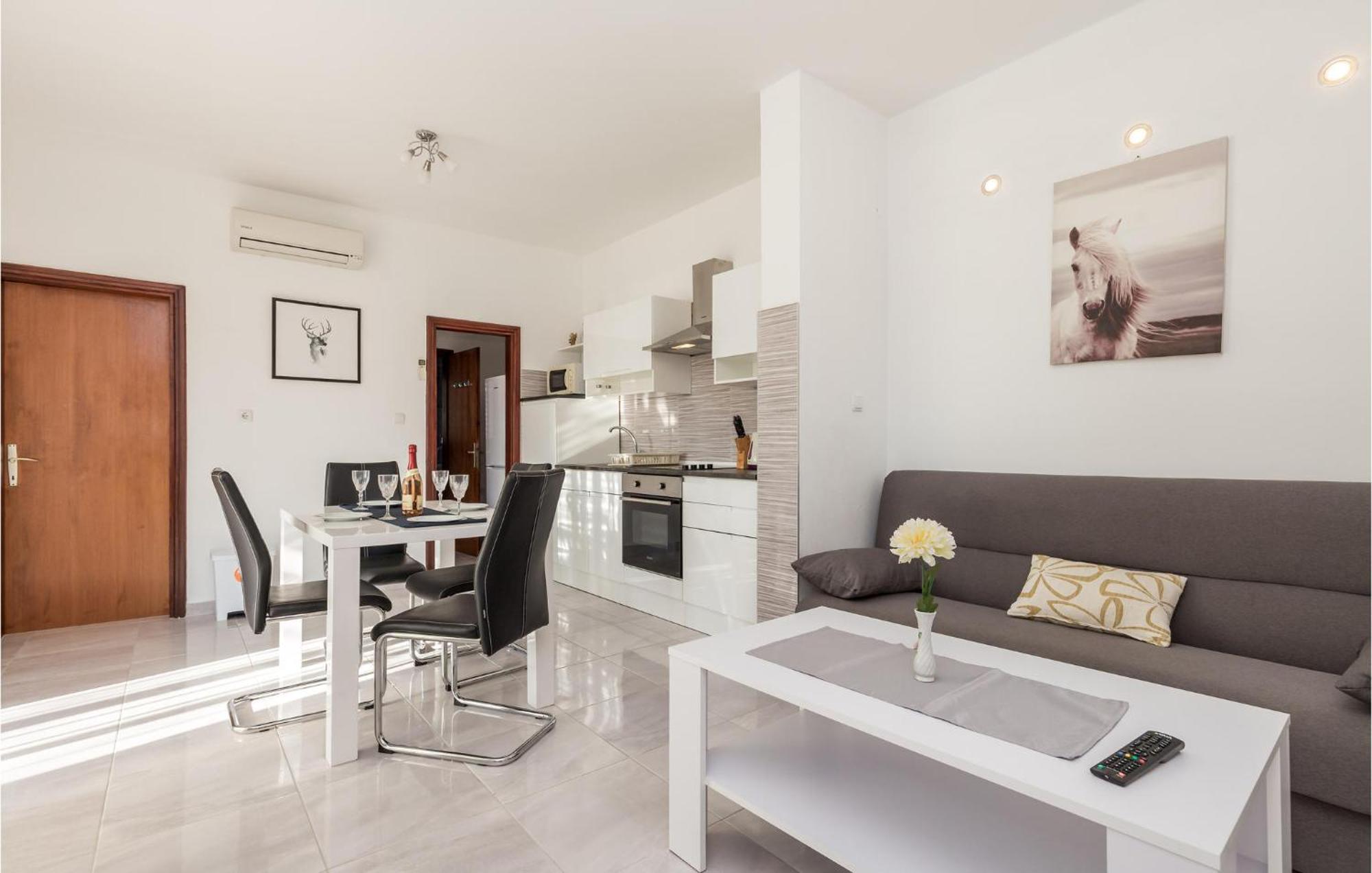 Pet Friendly Apartment In Kampor With Kitchen Kültér fotó